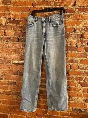 Women’s Straight-Leg Jeans in Light Blue Wash